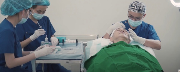 Đội ngũ bác sĩ có chuyên môn cao sẽ thực hiện cấy tóc nhanh, chính xác và giúp bạn đạt kết quả như mong muốn
