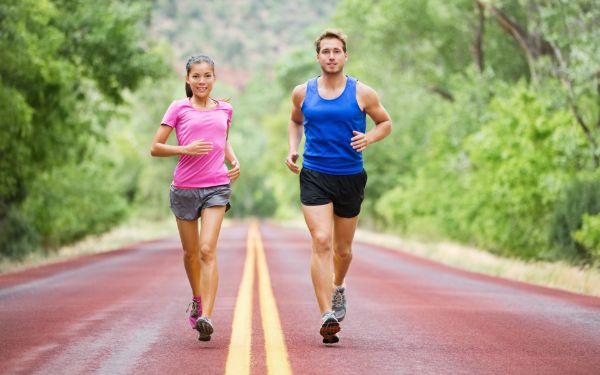 Chạy bộ giúp đổ nhiều mồ hôi, làm giãn nở các lỗ chân lông trên da đầu