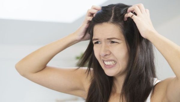 Không nên cào hoặc gãi quá mạnh làm trầy xước da đầu