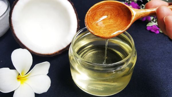 Trị hói đầu bằng dầu dừa là một phương pháp đơn giản Trị hói đầu bằng dầu dừa là một phương pháp đơn giản