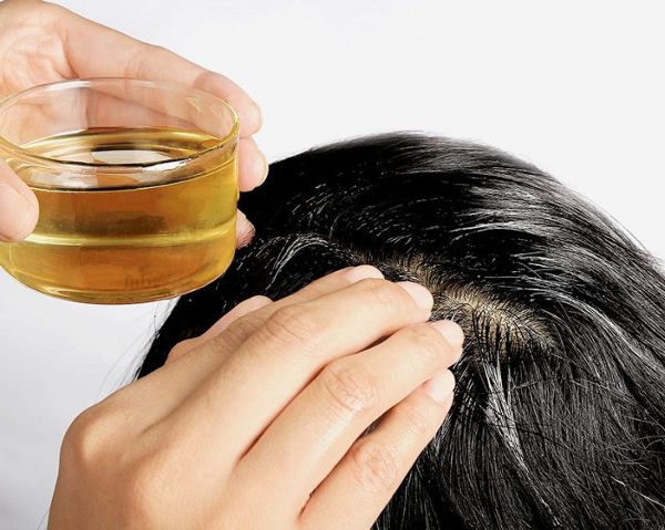 Thoa dầu dừa lên tóc và massage nhẹ nhàng để dưỡng chất dễ dàng thẩm thấu vào chân tóc Thoa dầu dừa lên tóc và massage nhẹ nhàng để dưỡng chất dễ dàng thẩm thấu vào chân tóc