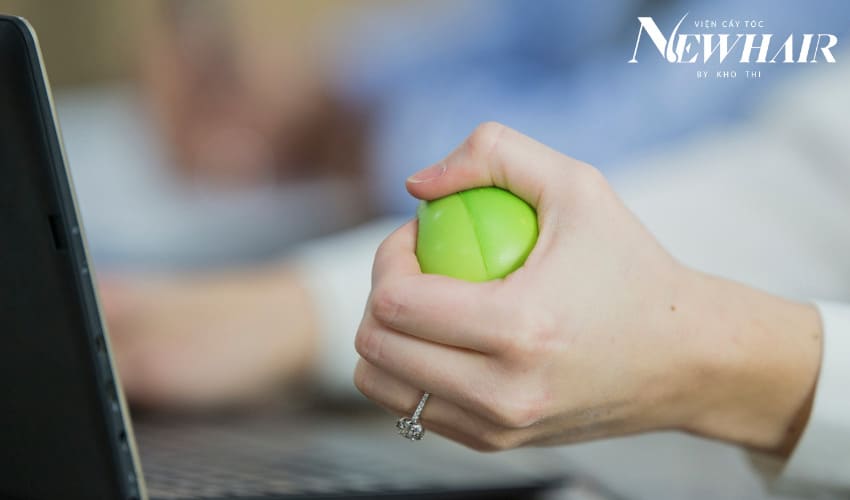 cách hạn chế vuốt tóc