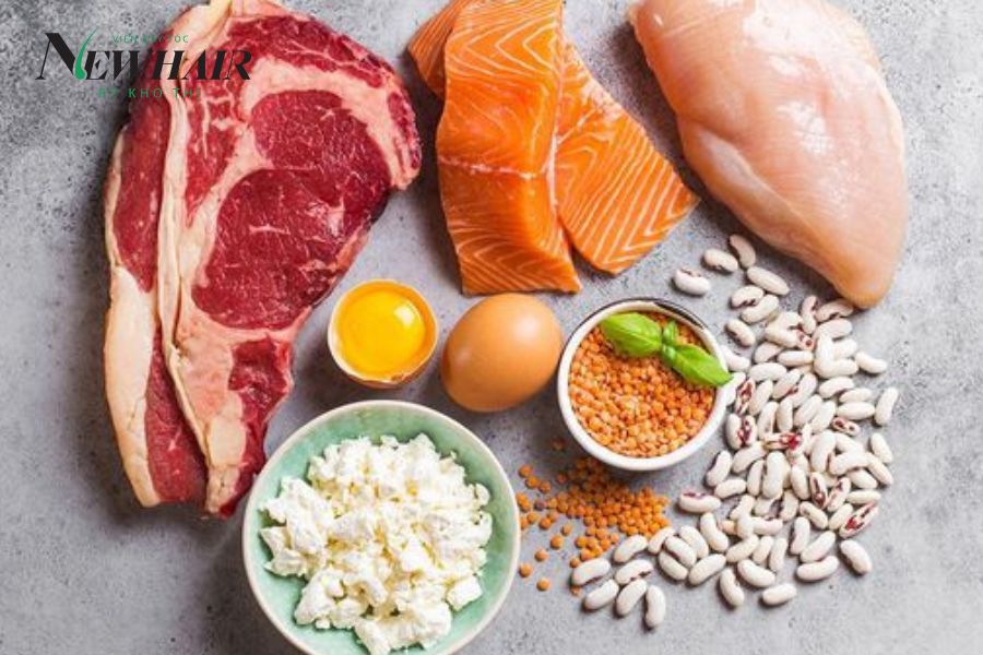 Bổ sung thực phẩm giàu protein như thịt, cá, trứng, và các loại đậu là rất cần thiết cho cơ thể và mái tóc.