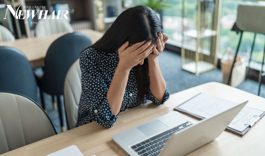 bị rụng tóc là thiếu chất gì
