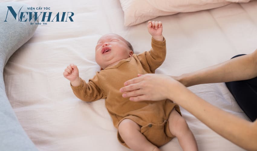 trẻ sơ sinh rụng tóc vành khăn