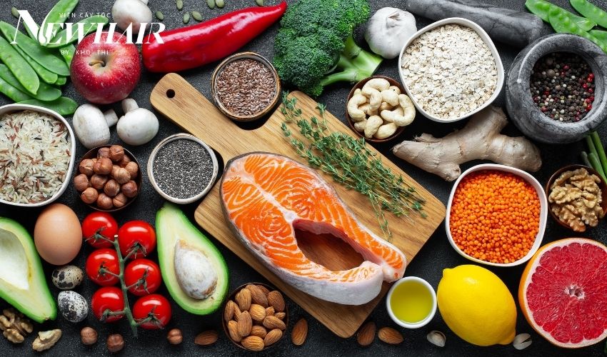 chân tóc yếu dễ rụng phải làm sao