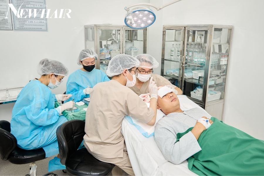 nên cấy tóc hay uống thuốc mọc tóc